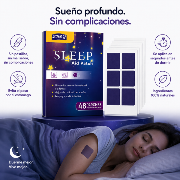 Fotografía lifestyle de una persona durmiendo plácidamente en una cama con sábanas blancas, luz cálida de amanecer entrando por la ventana, expresión de descanso profundo, ambiente acogedor, estilo editorial no de estudio, sin texto ni marcas de agua